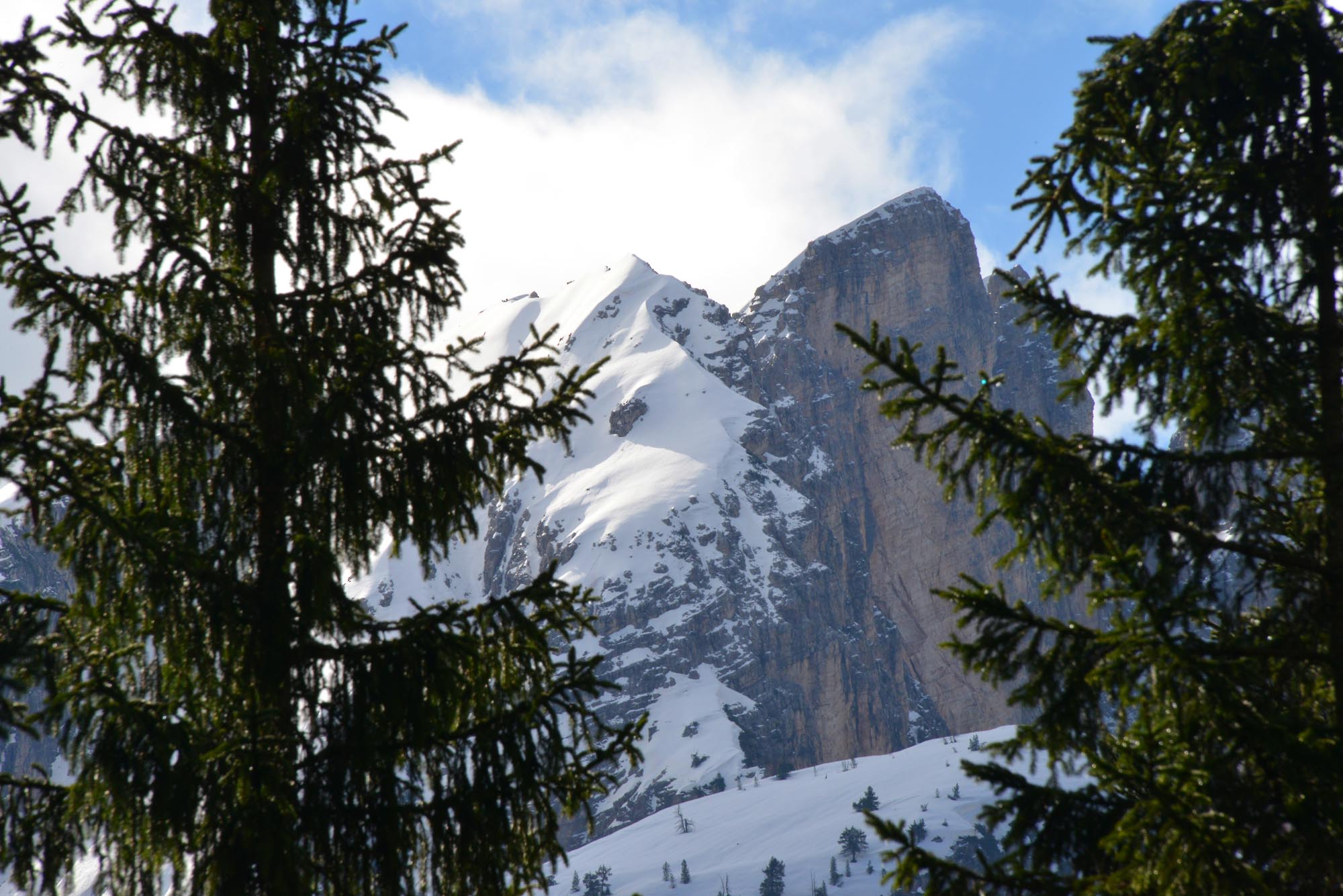 Parco Delle Dolomiti Dampezzo A Piedi Sulla Neve Verso Il Rifugio