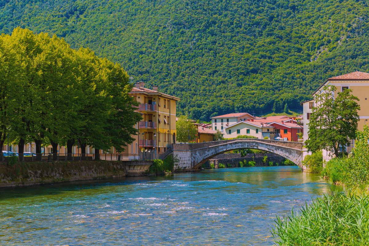 Si Trova In Provincia Di Brescia E Il Suo Ponte Sul Fiume Crea Uno